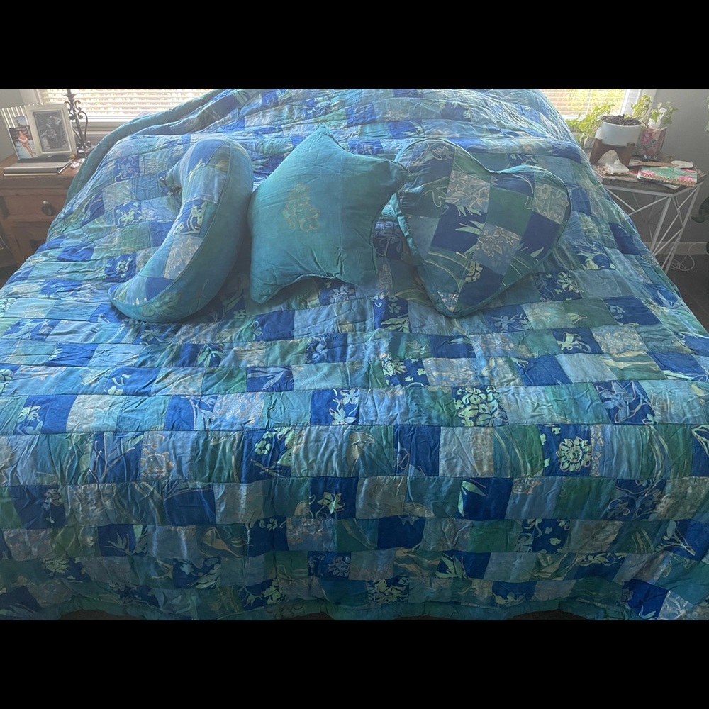 Reversible King Quilt with three pillows